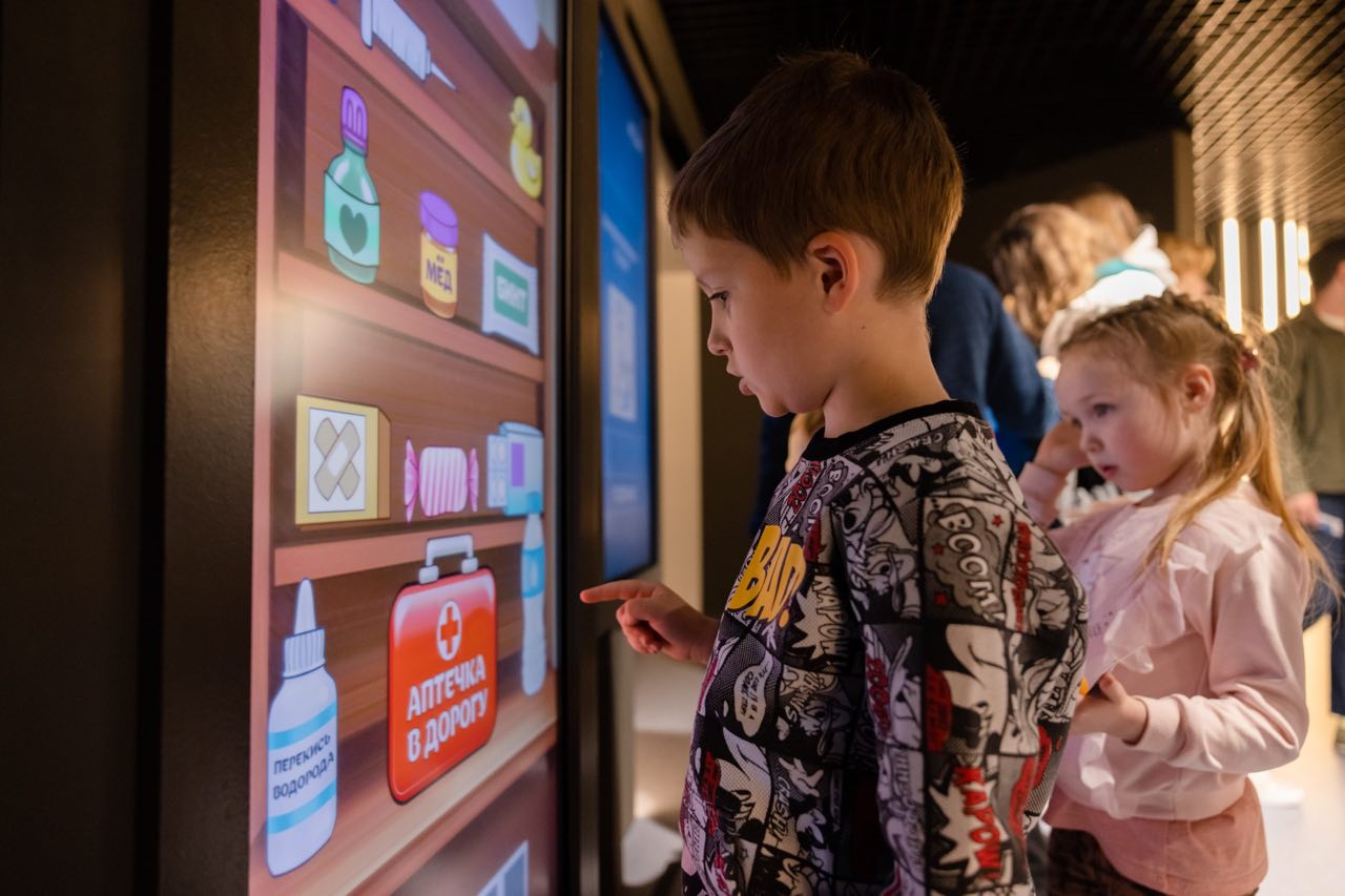 Более 1000 книг от FESCO и Политехнического музея получат в День защиты детей юные гости павильона «АТОМ»