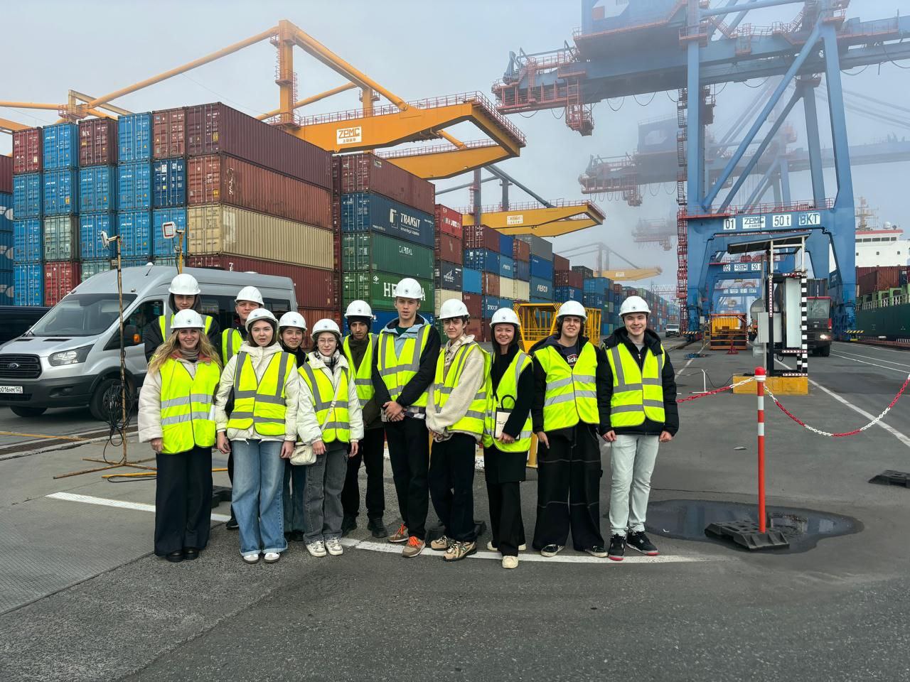 Более 200 школьников посетили Владивостокский морской торговый порт в ходе проекта «Билет в будущее»